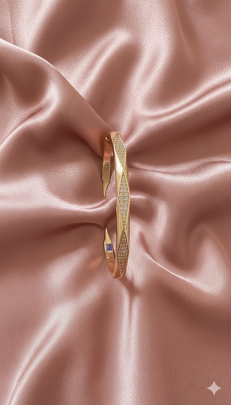 Bracelet jonc fermé géométrique et serti de strass