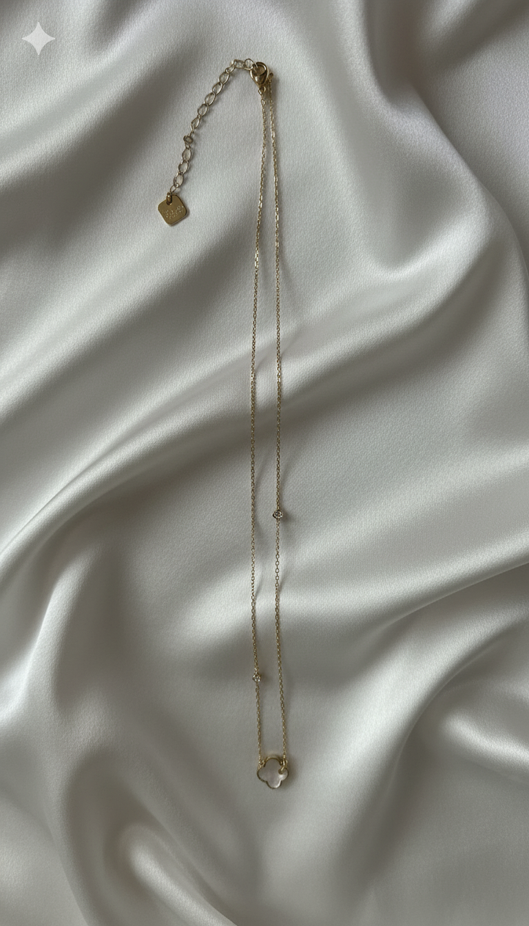 Collier doré avec pendentif en nacre et strass
