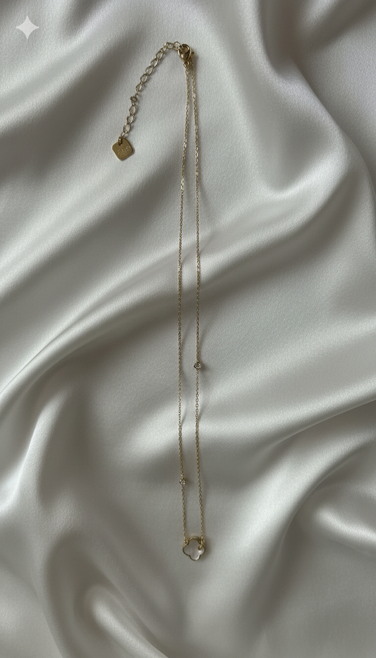 Collier doré avec pendentif en nacre et strass
