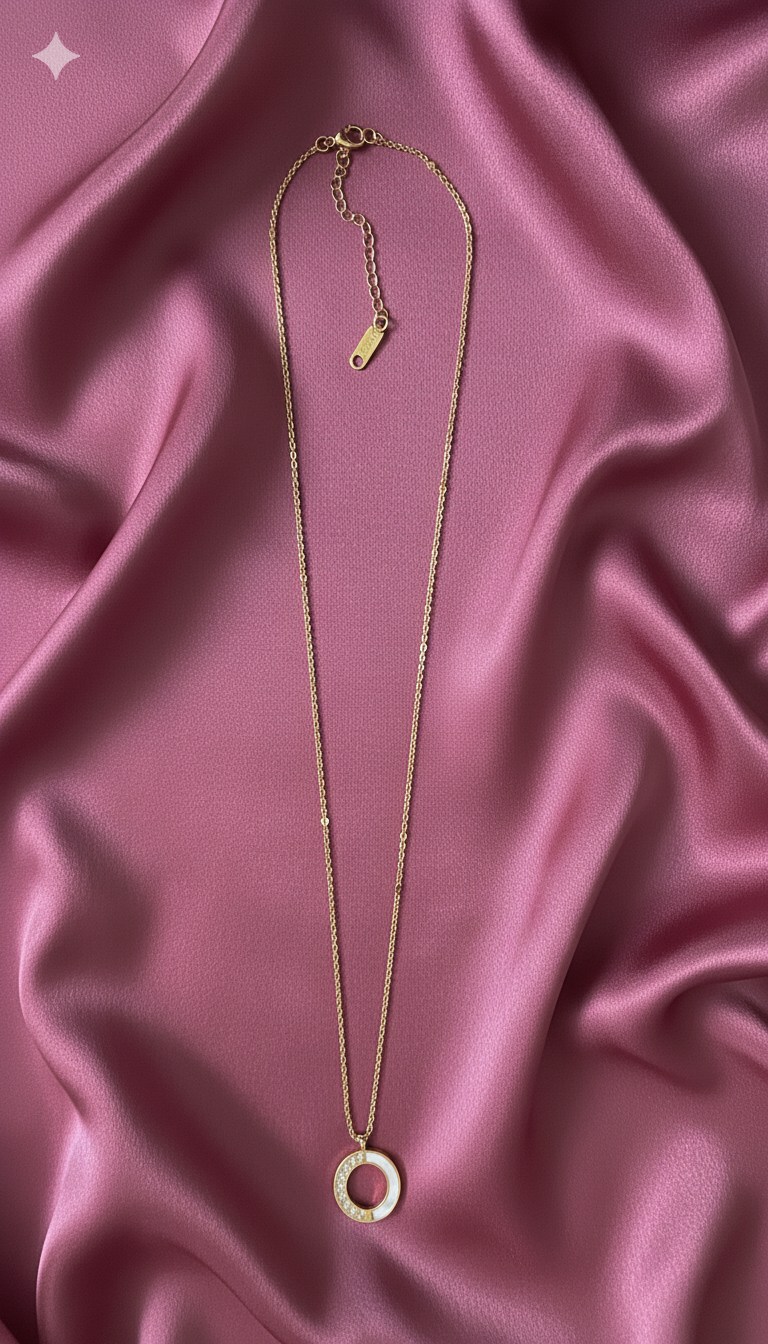 Collier doré avec pendentif cercle en nacre et strass