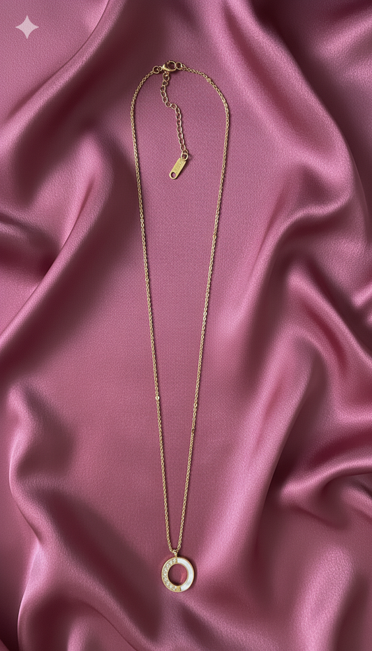 Collier doré avec pendentif cercle en nacre et strass