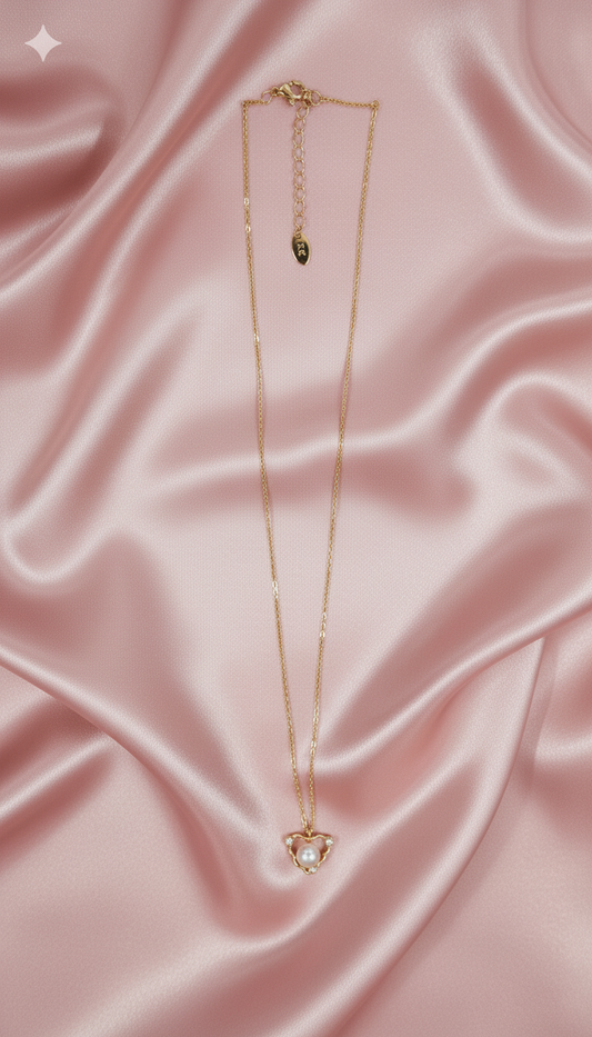 Collier doré avec pendentif cœur orné d'une perle