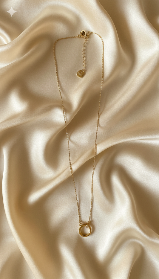 Collier doré avec pendentif anneau