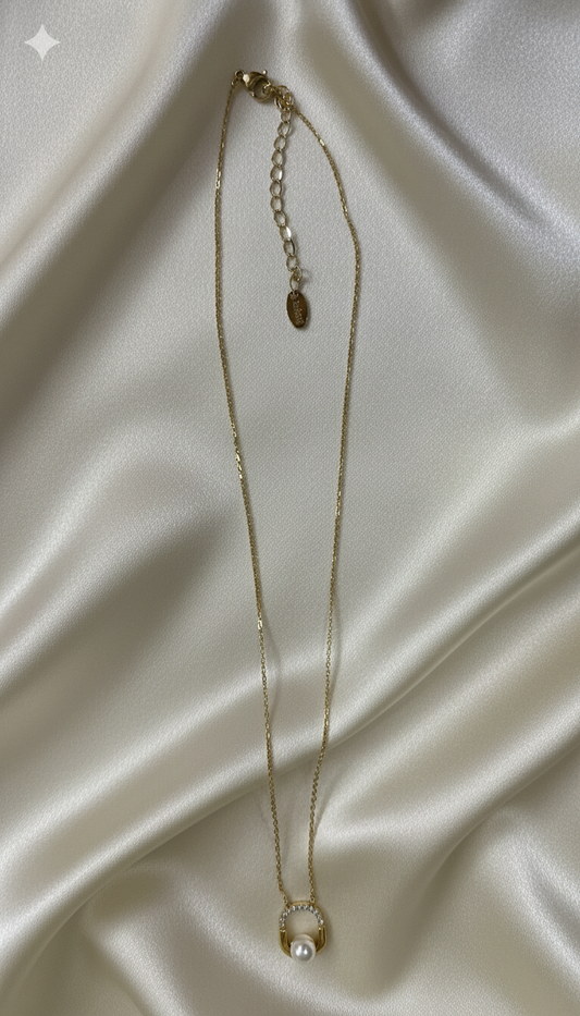 Collier doré avec pendentif anneau perle
