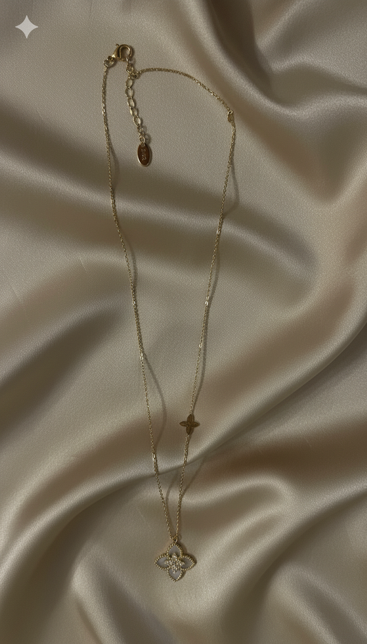 Collier doré avec pendentifs trèfles